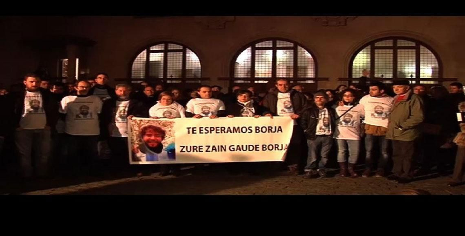 Las personas que se han acercado a la Plaza del Edificio de Correos de Vitoria Gasteiz han mantenido cinco minutos de silencio.