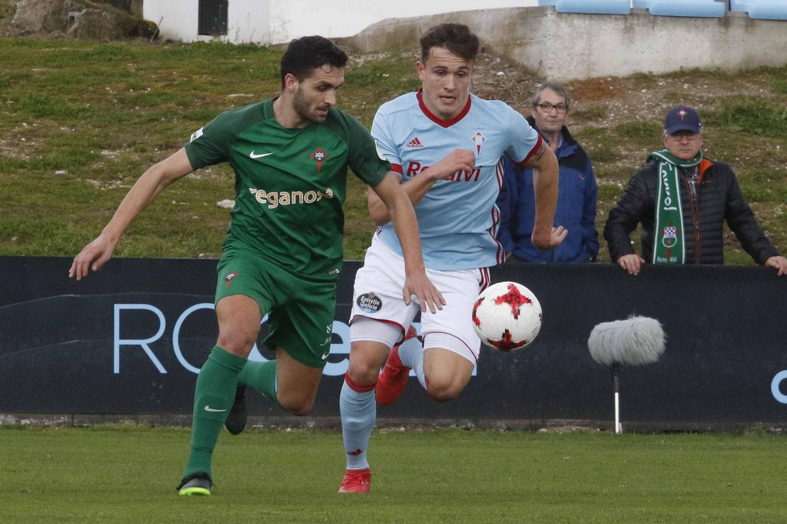 Dennis Eckert, muy batallador en el partido de ayer, disputa un balón con el exzaguero del Celta B Víctor Vázquez.
