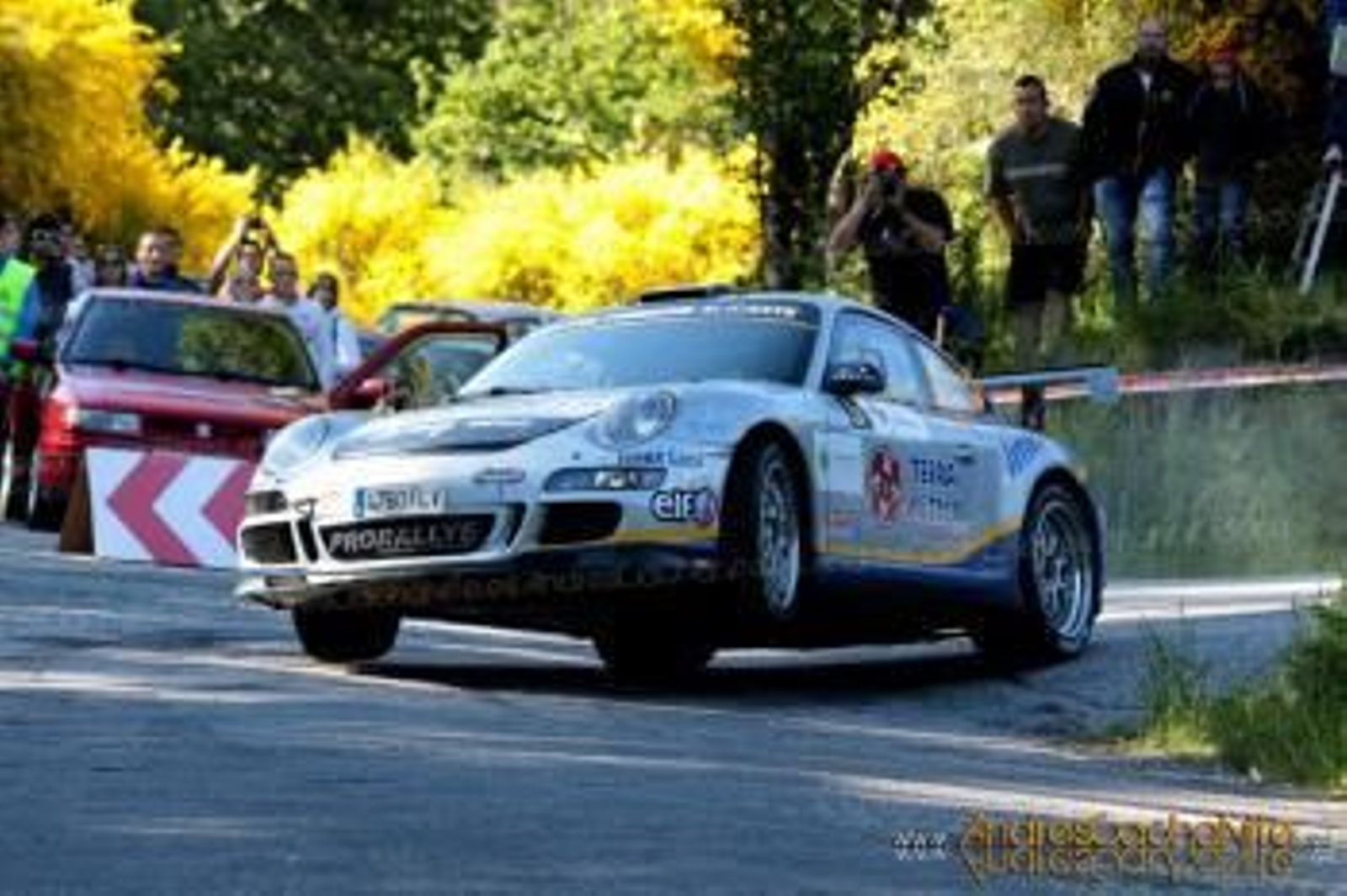 El nuevo jugador del F.C. Barcelona Neymar da Silva con el presidente del club, Sandro Rosell (Foto: efe)