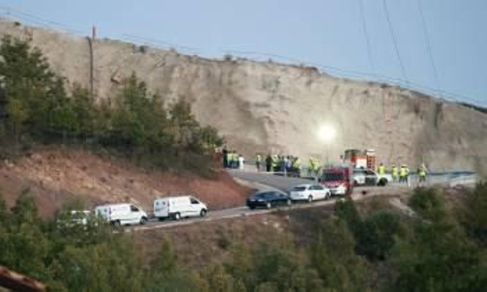 Vehículos de los servicios de Emergencias en las inmediaciones del lugar en el que han fallecido cuatro trabajadores (Foto: EFE)