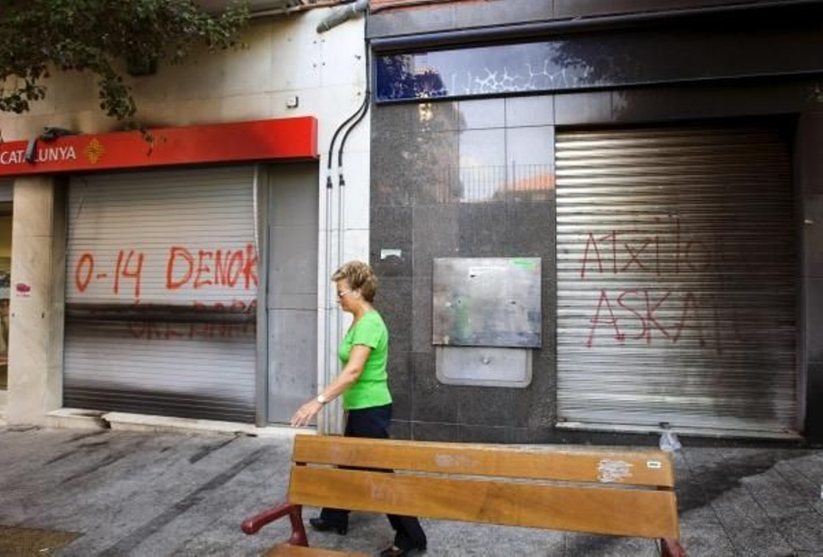 Uno de los cajeros incendiados.