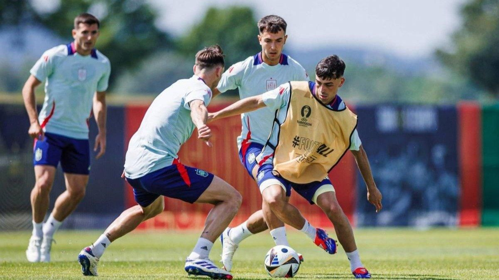 Pedri mueve el balón, ayer, en el último entrenamiento de la selección española previo al partido de hoy.