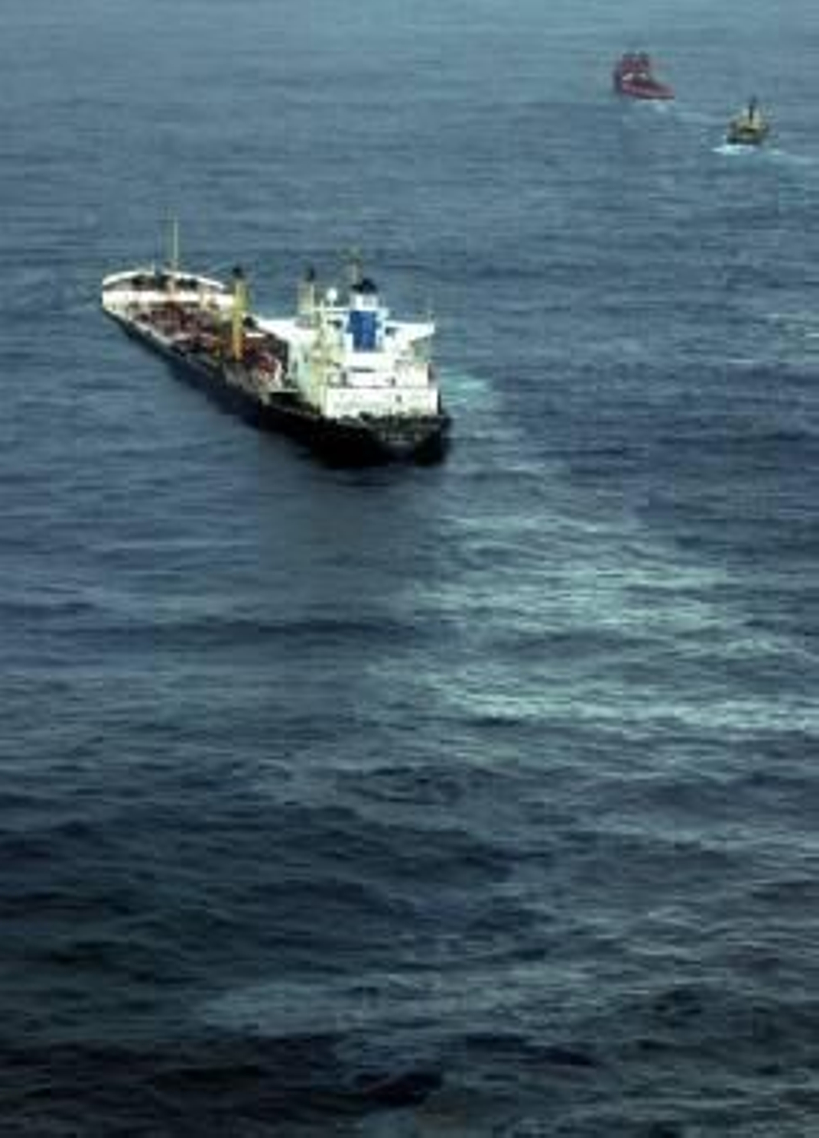 El 'Prestige', dejando su rastro de fuel antes del hundimiento.  (Foto: ARCHIVO)