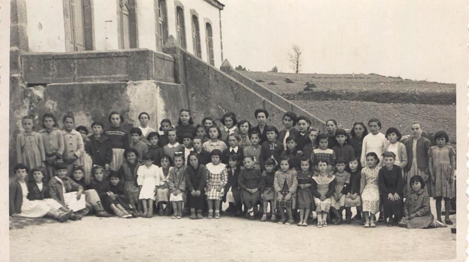 Carmen Iravedra, maestra de la escuela de Burela con sus alumnas, (1950)