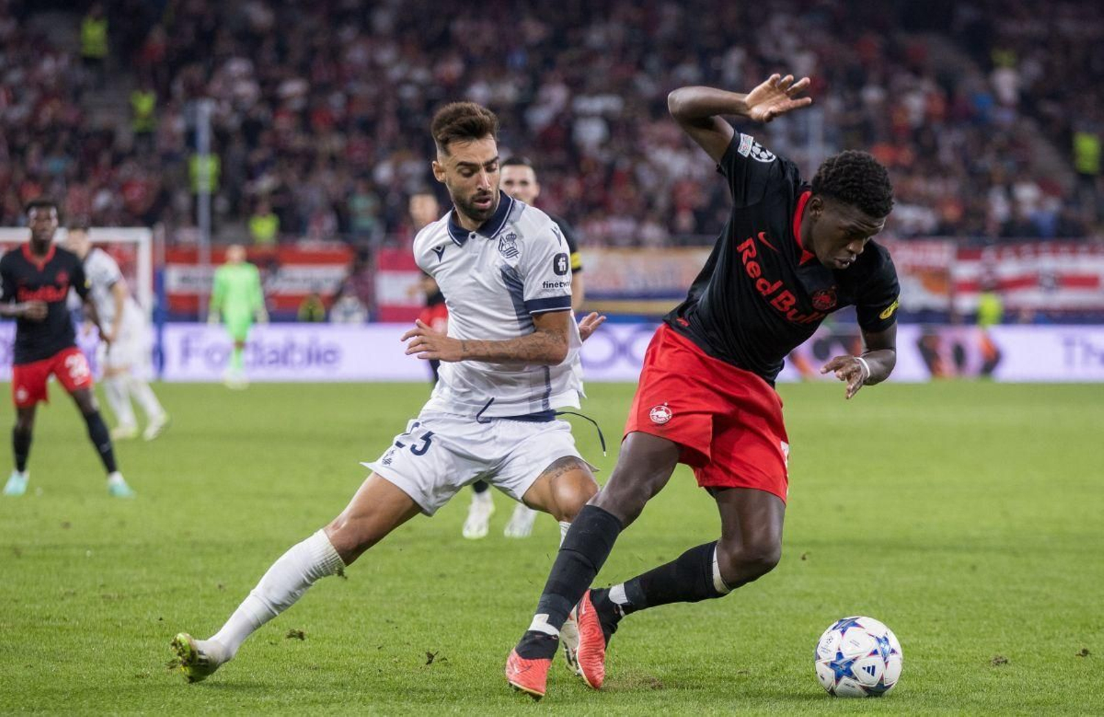 Brais Méndez presiona a un jugador del Salzburgo el pasado martes en Liga de Campeones.