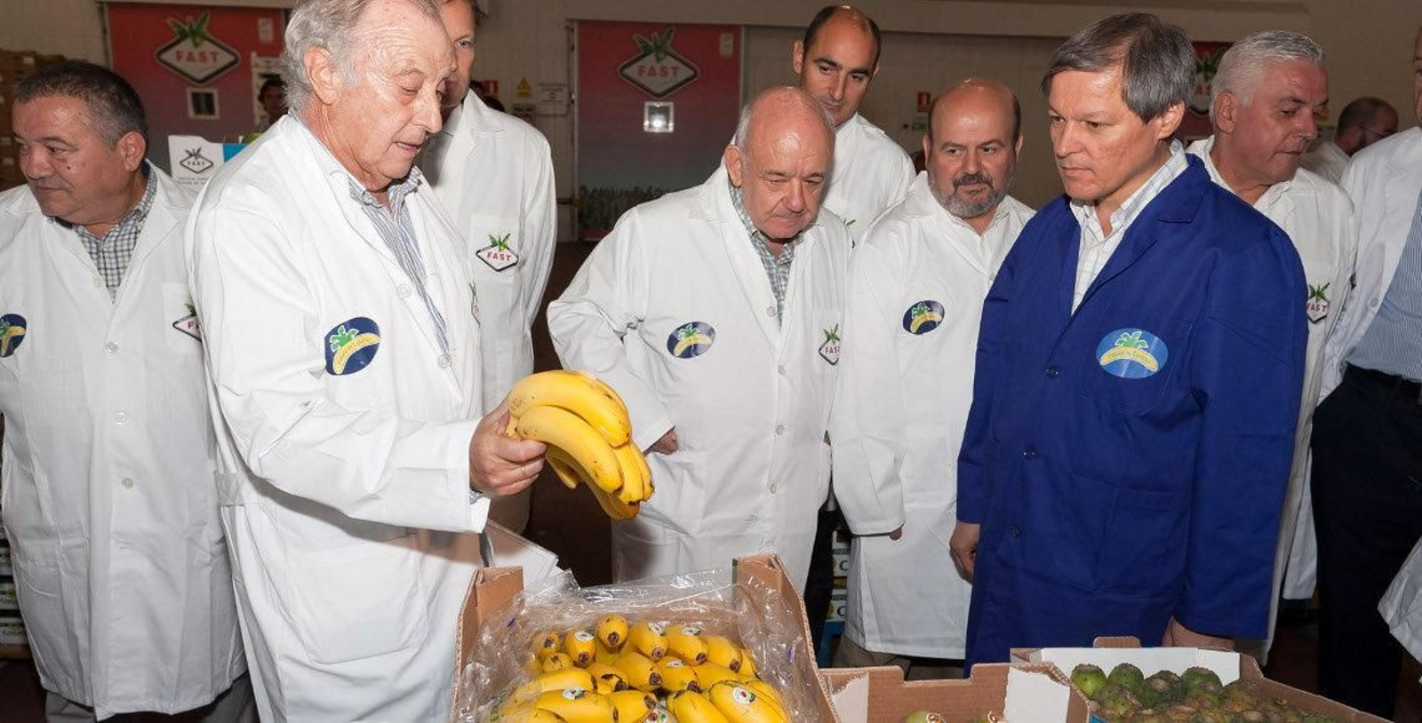 Cólogan con el anterior comisario de Agricultura, Dacian Ciolos