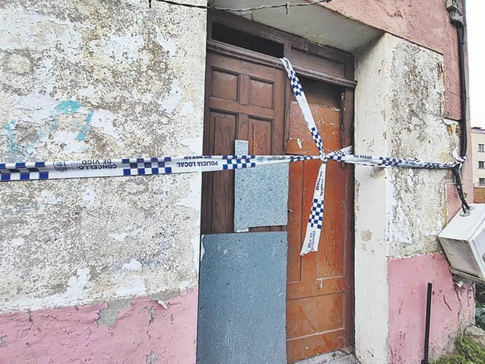 La vivienda precintada en la calle Redomeira donde había residido la víctima.