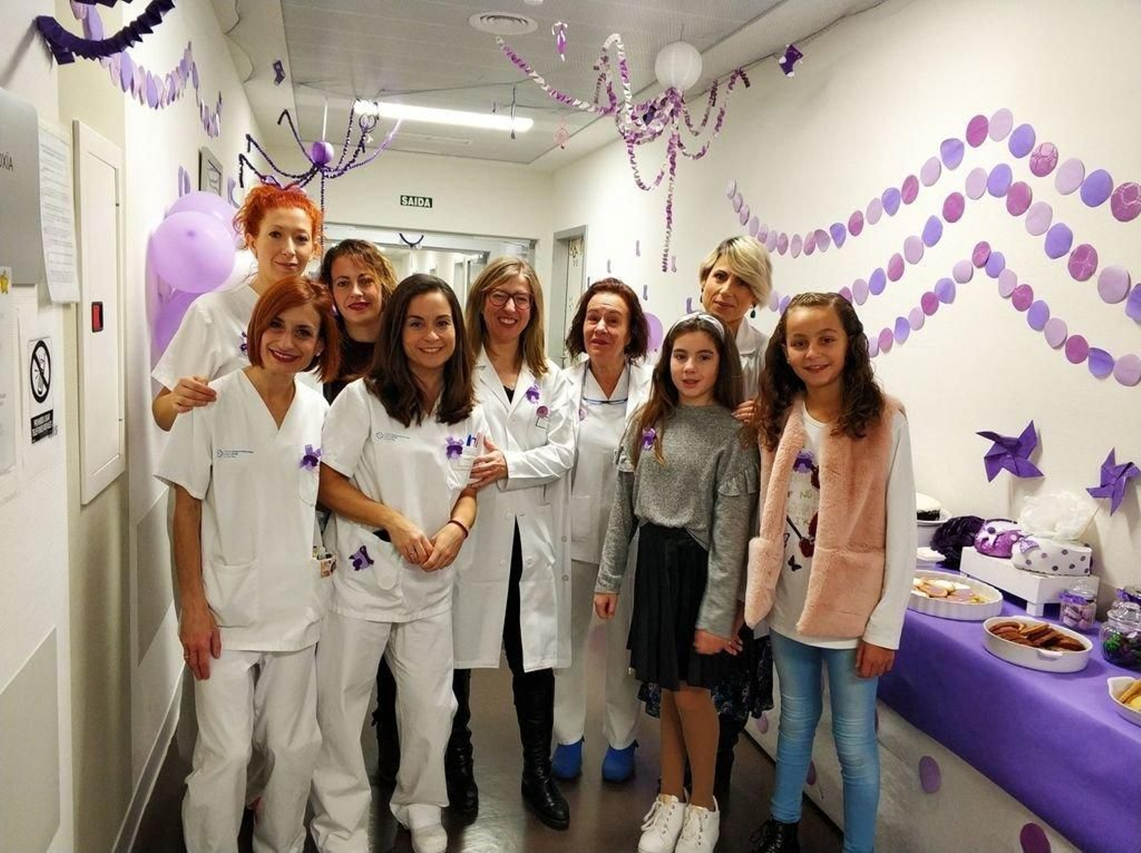 La doctora Ana Concheiro, en el centro, con parte de su equipo y las hijas de profesionales.
