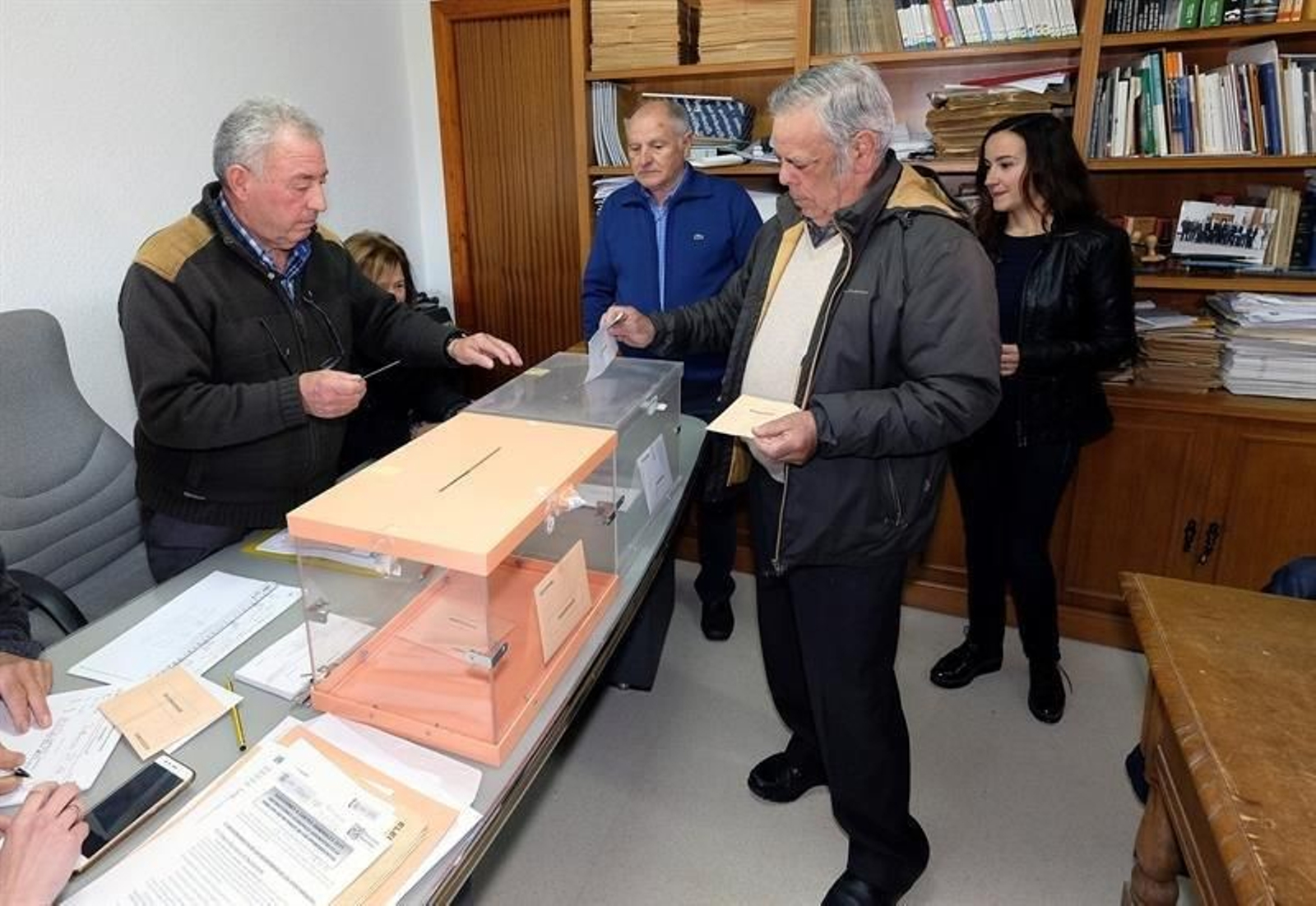 Cuarenta segundos son los que han tardado en votar este domingo los seis vecinos del municipio riojano de Villarroya