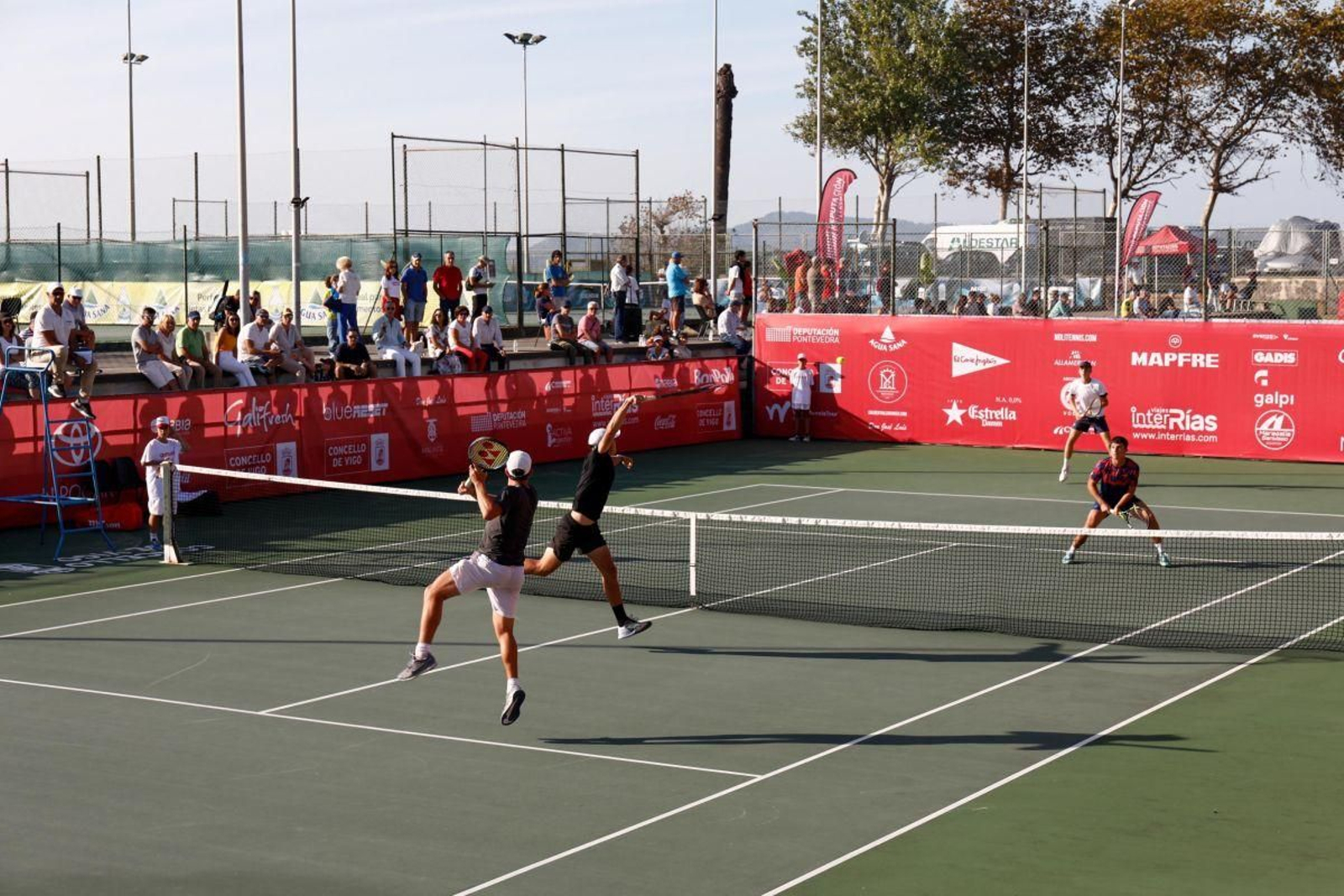 Las pistas de Samil vivieron ayer las finales en dobles con un buen ambiente.