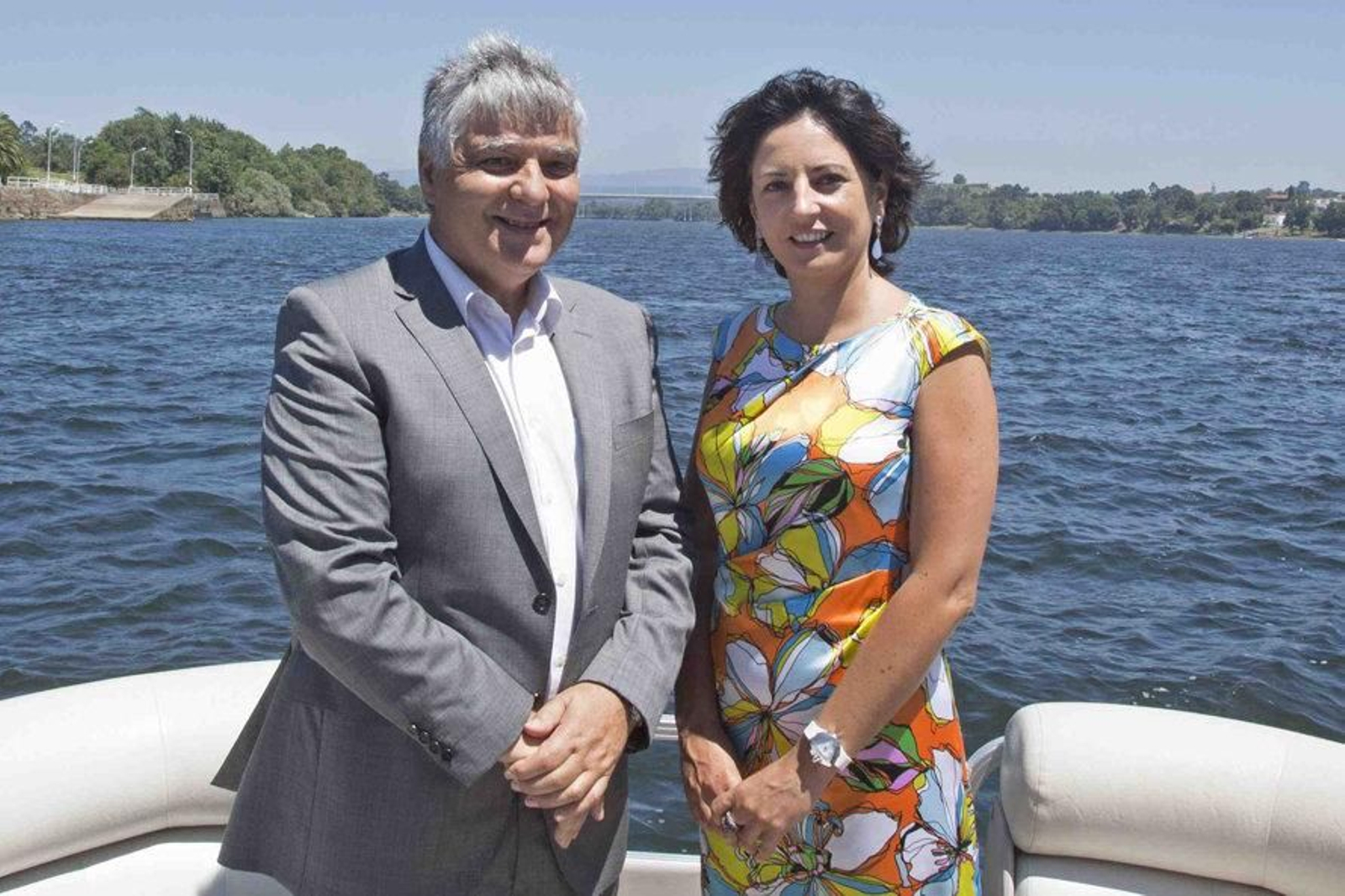 Los alcaldes de Vilanova de Cerveira y Tomiño, haciendo oficial la unión municipal.