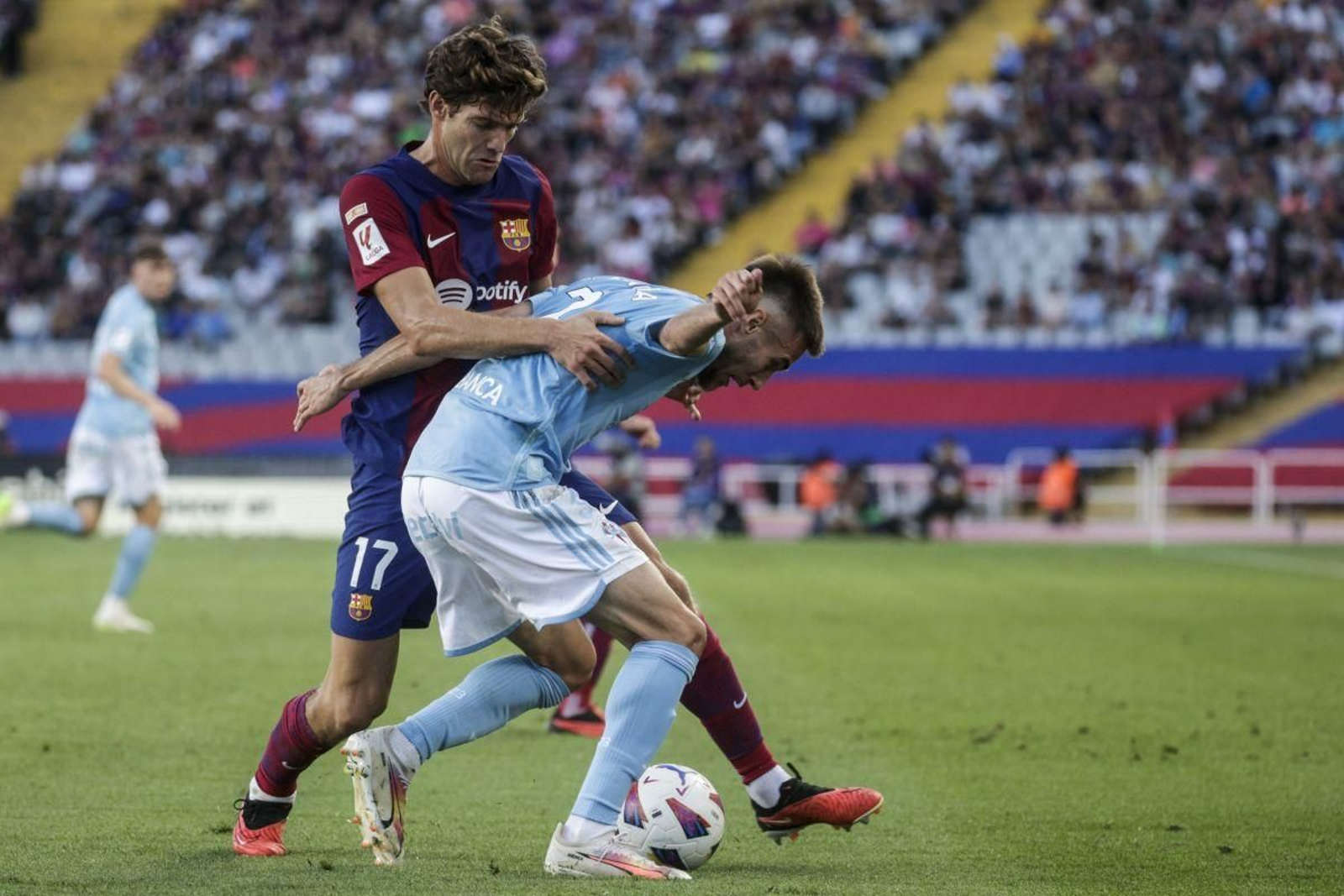 Óscar Mingueza, uno de los jugadores más destacados del encuentro, disputa un balón con Marcos Alonso.