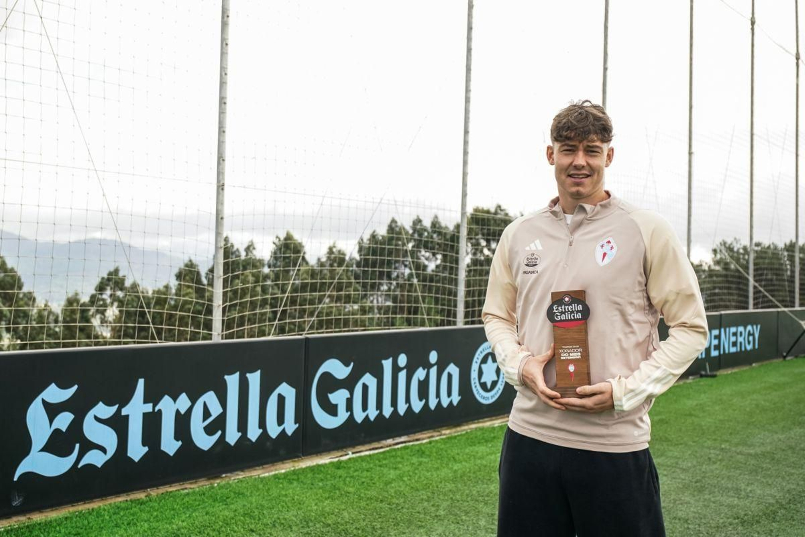 Larsen, con su premio.