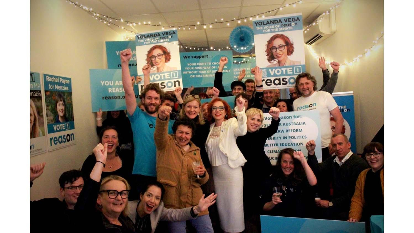 Imagen facilitada de la inmigrante española Yolanda Vega (c). Con una agenda feminista y en favor de las minorías, la inmigrante Yolanda Vega busca hacer historia convirtiéndose en la primera persona de origen español en el Legislativo de Camberra, si logra ganar un escaño en los comicios generales de Australia del 21 de mayo. EFE/Yolanda Vega