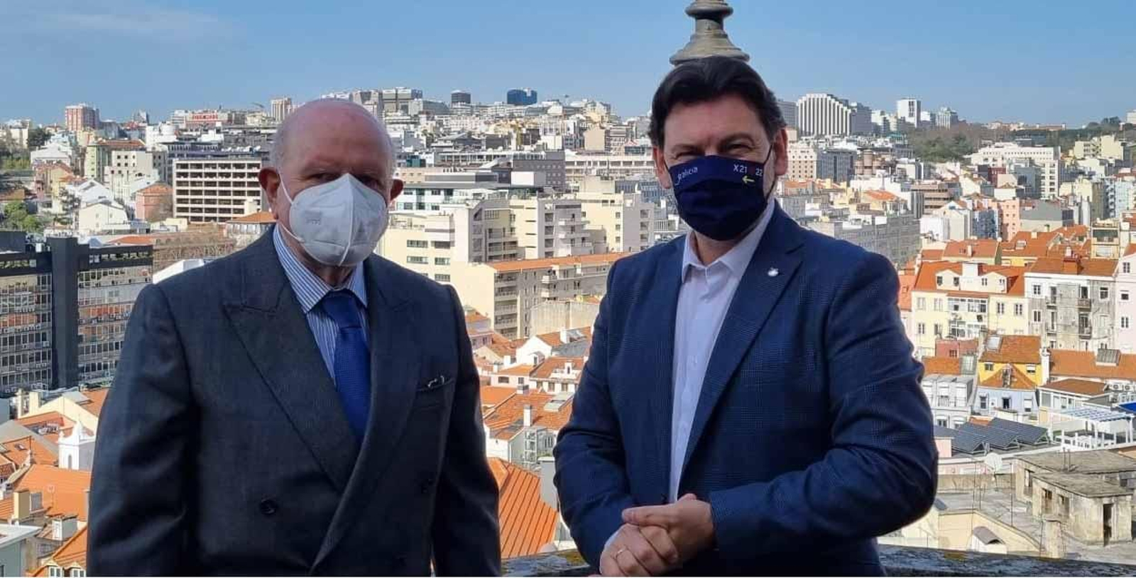 El secretario xeral da Emigración y el presidente de la Sociedade Española de Beneficiencia, durante el encuentro en la capital portuguesa