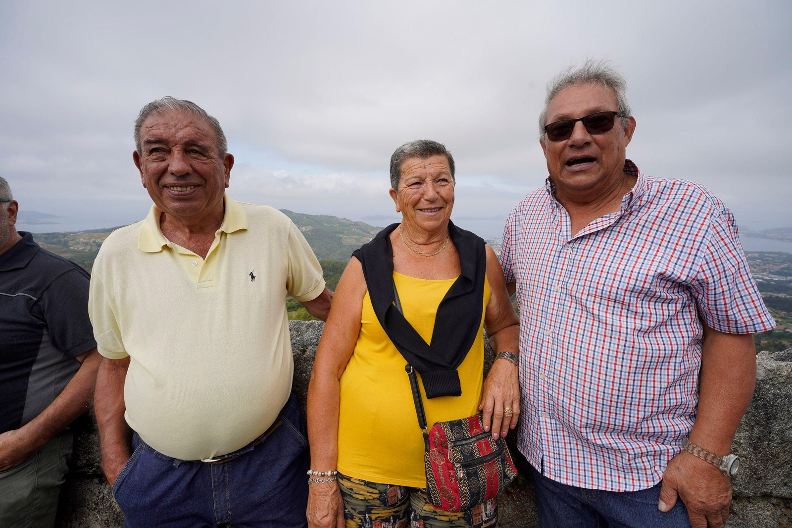 Los fieles acuden al Monte Alba para quitar el miedo con San Bartolomé. // J.V. Landín