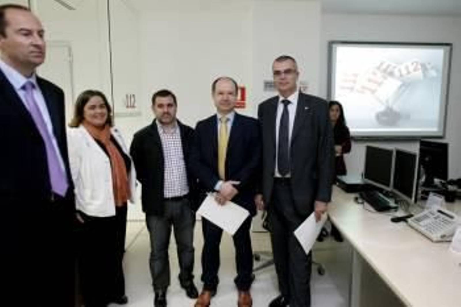 Momento de la presentación del nuevo servicio de Emerxencias en la sede del 112. (Foto: JESSICA BARCALA)