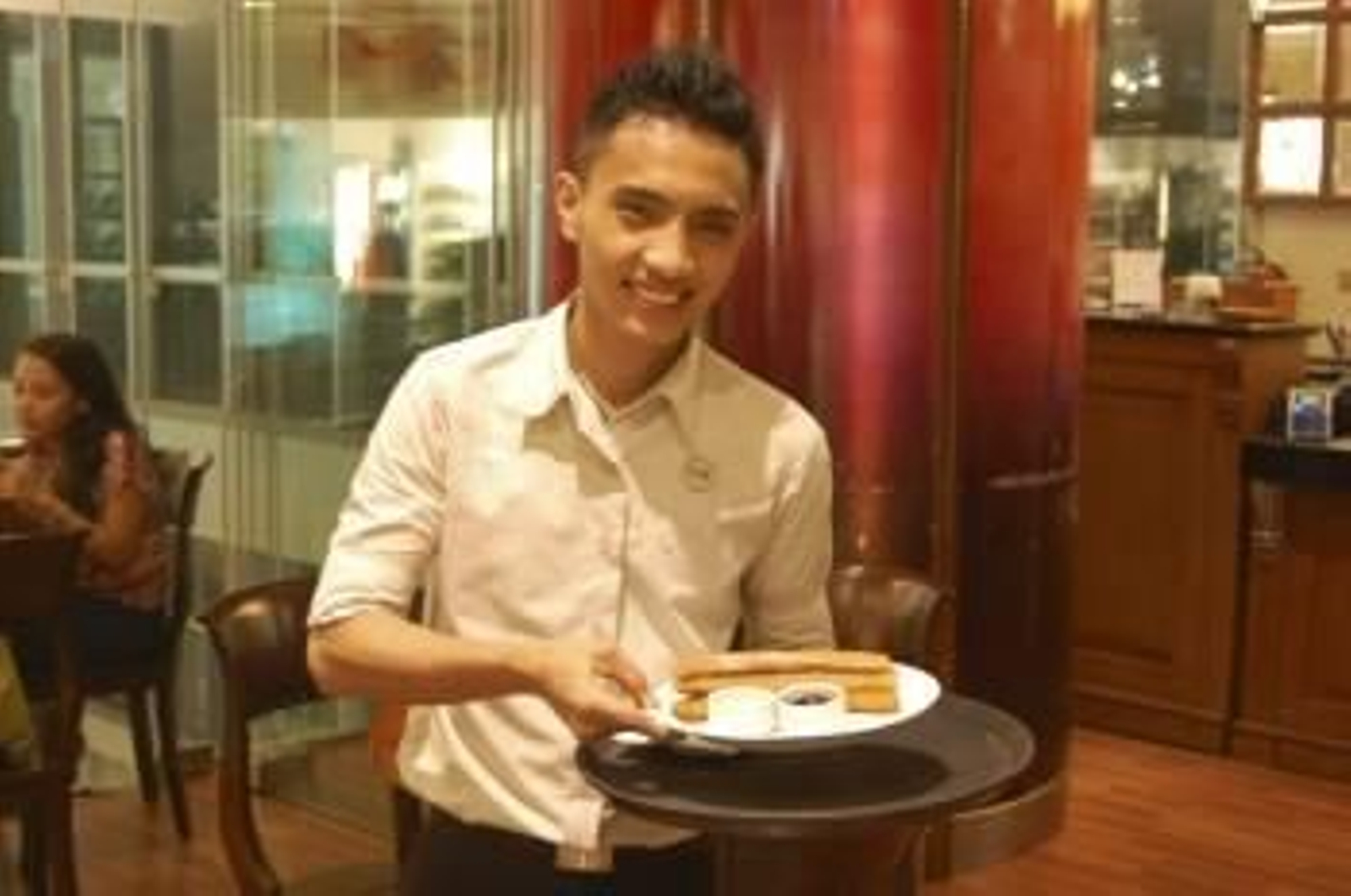 Un camarero se dispone a servir una ración de churros. (Foto: PAULA REGUEIRA)