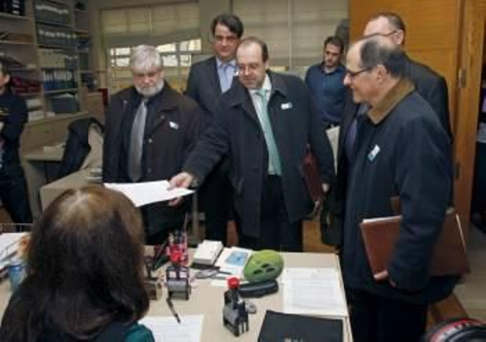 Miembros de asociaciones de internautas, registrando el documento. (Foto: MONDELO)