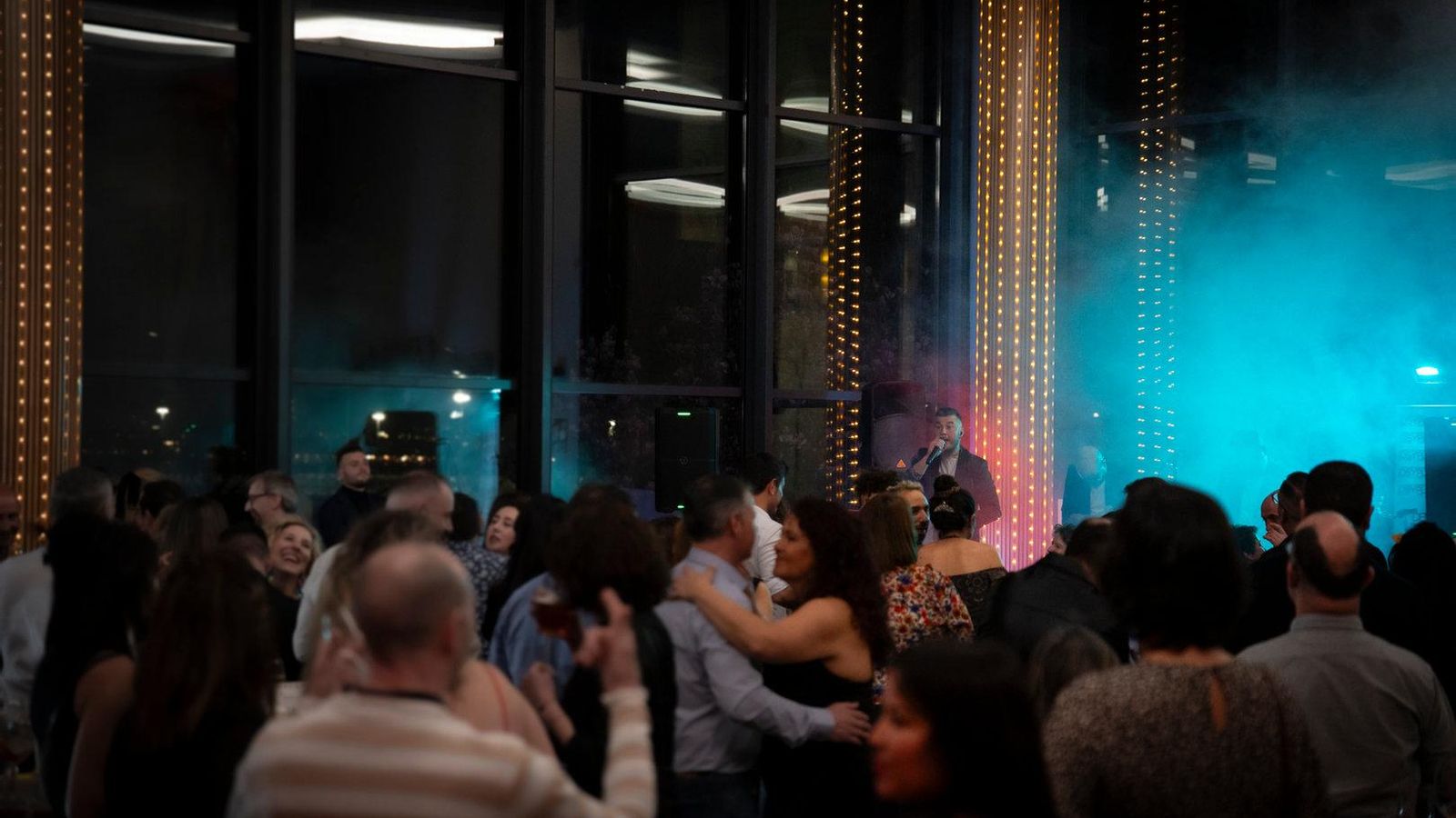 Parejas bailando en el evento.