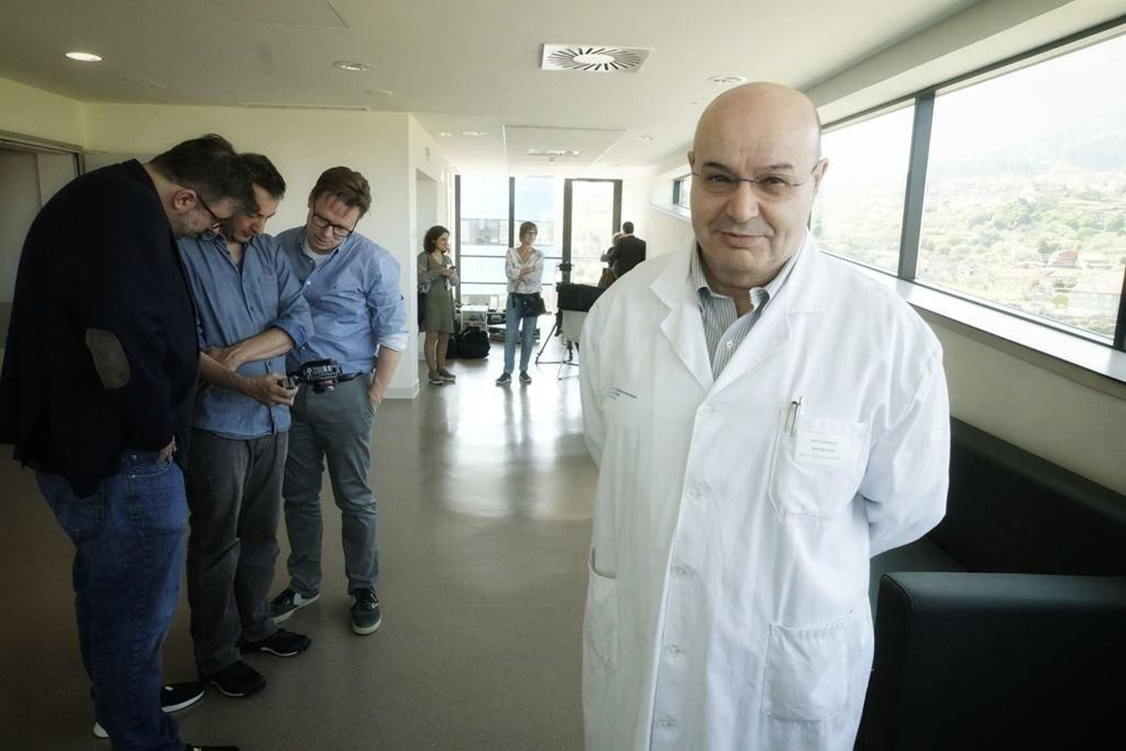 El jefe del servicio de Microbiología, Benito Regueiro, en primer plano.