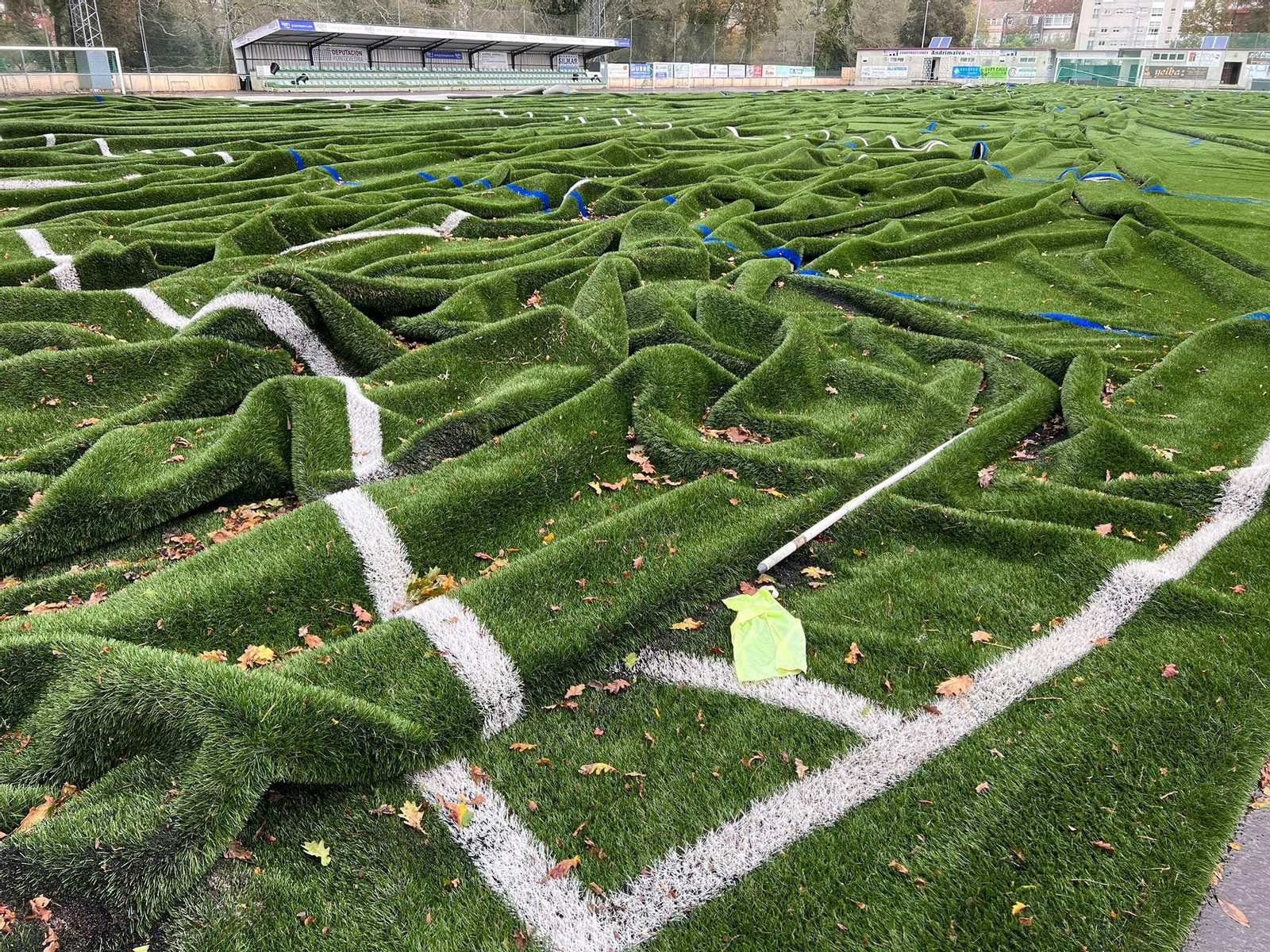 El campo Chan de Barcia, en Pontecaldelas, totalmente destrozado. // Alberte