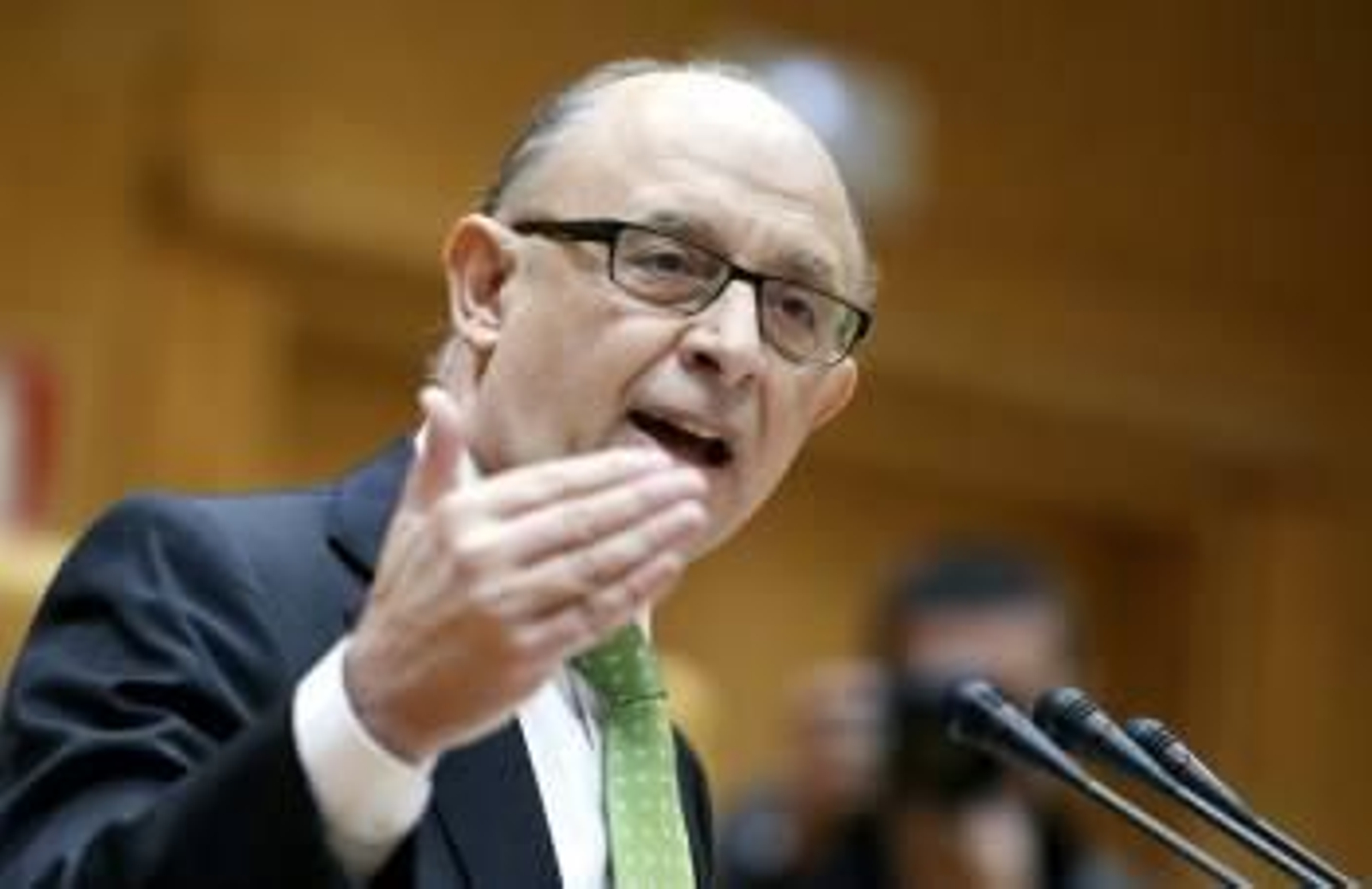 El ministro de Hacienda, Cristóbal Montoro, durante su intervención en el pleno del Senado. (Foto: ÁNGEL DÍAZ)