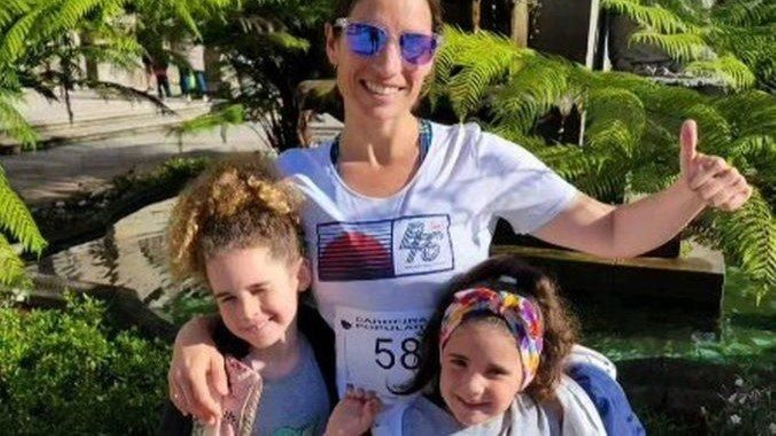 Aida Valiño, con dos de sus hijas, debuta hoy en la Vig-Bay.