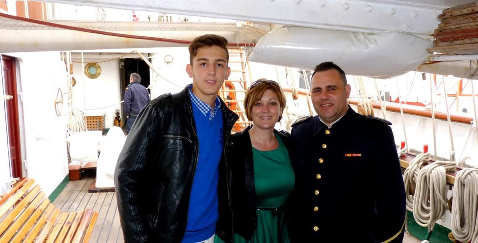 Emigrantes gallegos en Alemania visitan la cubierta del Juan Sebastián Elcano, en el puerto de Hamburgo.