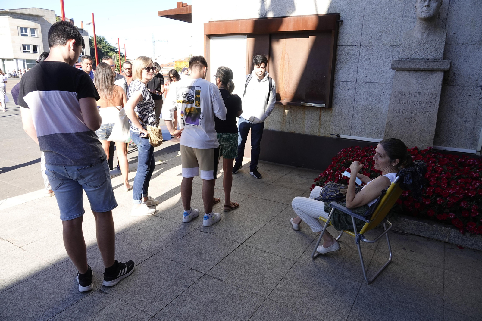 08-07-2022 VIGO FOTO VICENTE ALONSO. ATLANTICO DIARIO. COLAS PARA COMPRAR ENTRADAS PARA EL CONCIERTO DE STING EN PRAZA DO REI