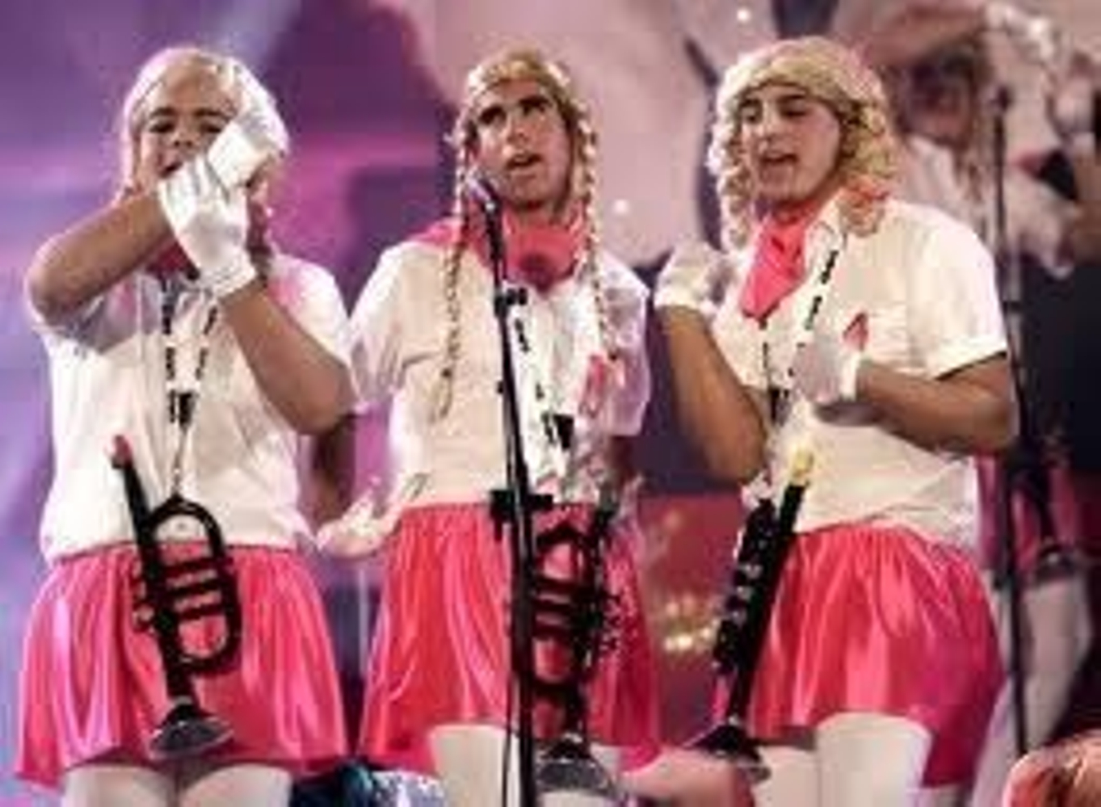 Varias personas disfrazadas.