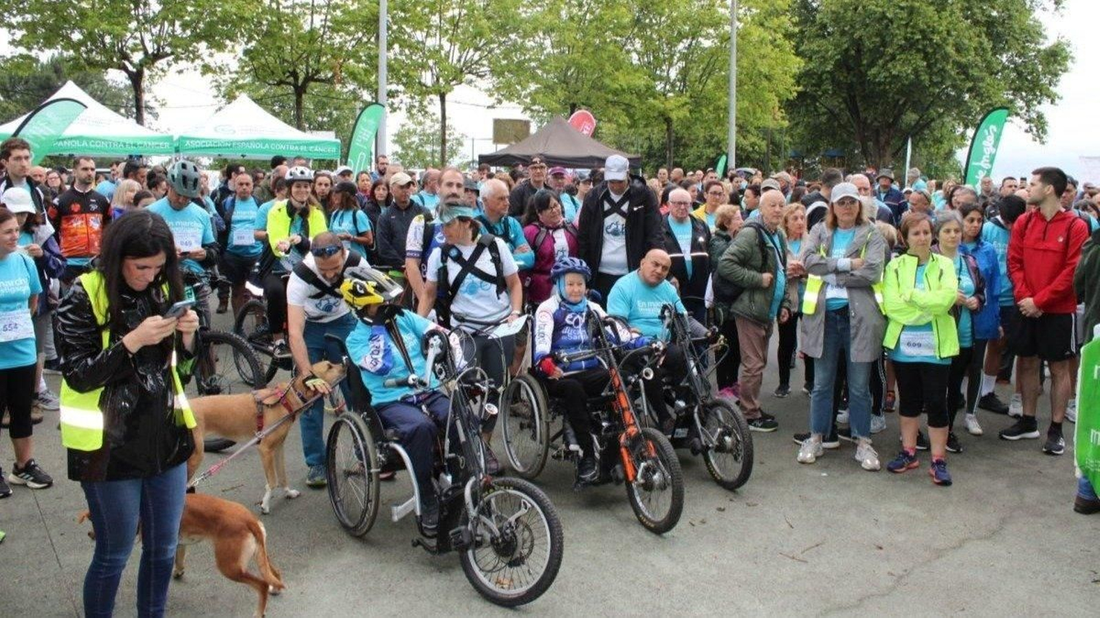 Salida de la marcha, en la que participaron familias, pacientes y grupos deportivos.