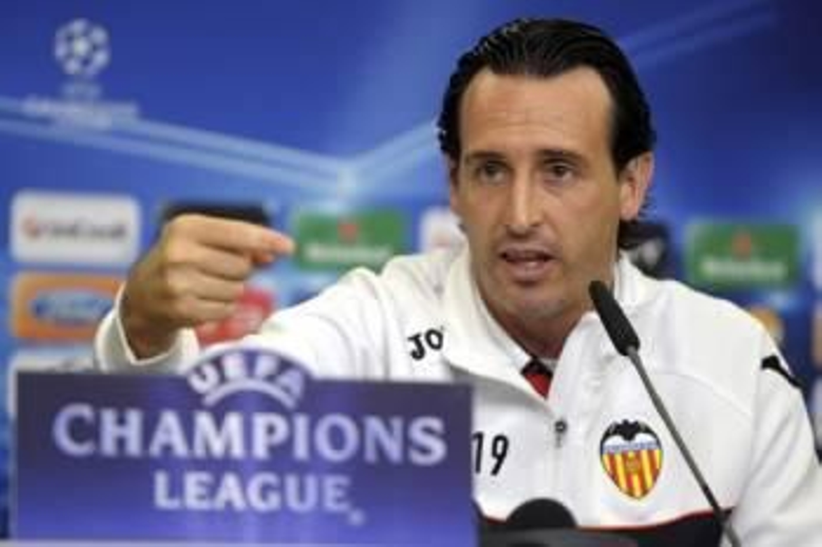 Emery, ayer en Leverkusen. (Foto: R. VENNENERND)