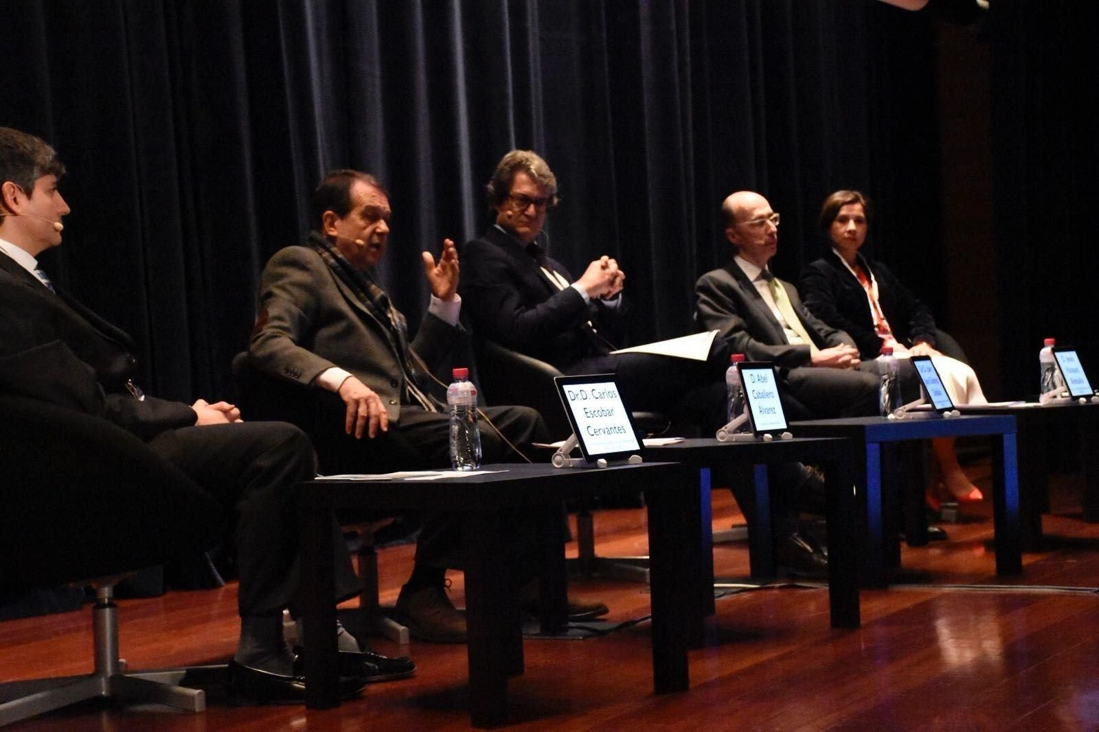 El alcalde de Vigo, Abel Caballero, y el conselleiro de Sanidad, Vázquez Almuiña, en la reunión.