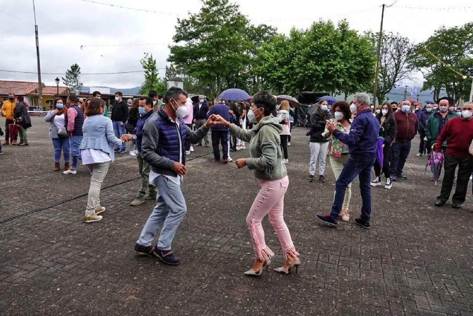 Tomiño vuelve a bailar en una verbena _ Vicente Alonso 04