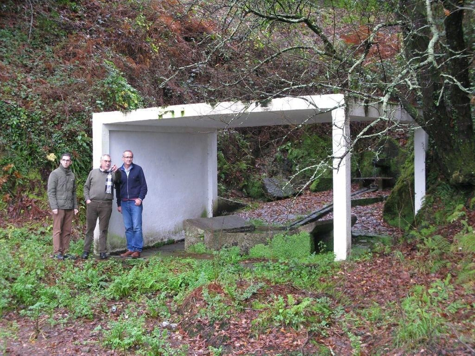 Uno de los lavaderos públicos que serán rehabilitados, en una visita realizada por el alcalde nigranés