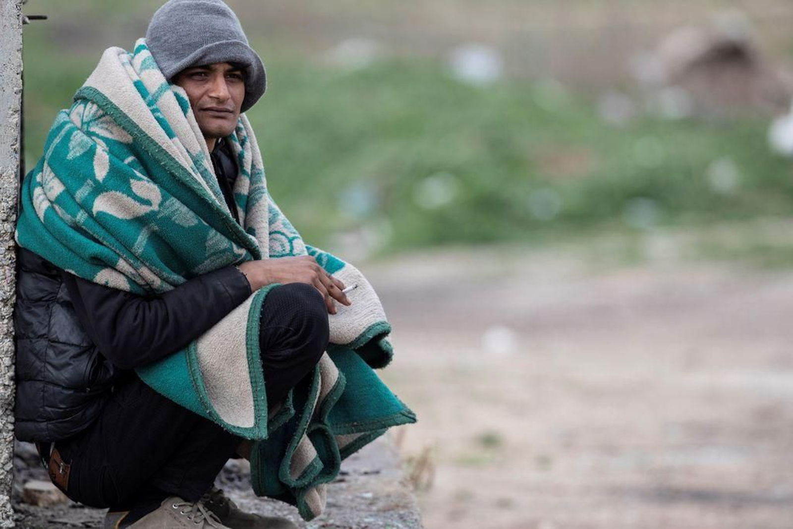 Un refugiado espera la oportunidad de pasar a la Unión Europea desde Turquía.