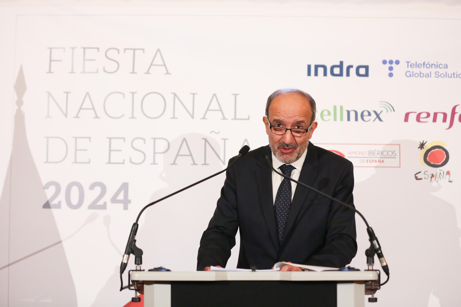 El Embajador de España en París, Victorio Redondo, dirigiéndose a los invitados durante la celebración de la Fiesta nacional.
