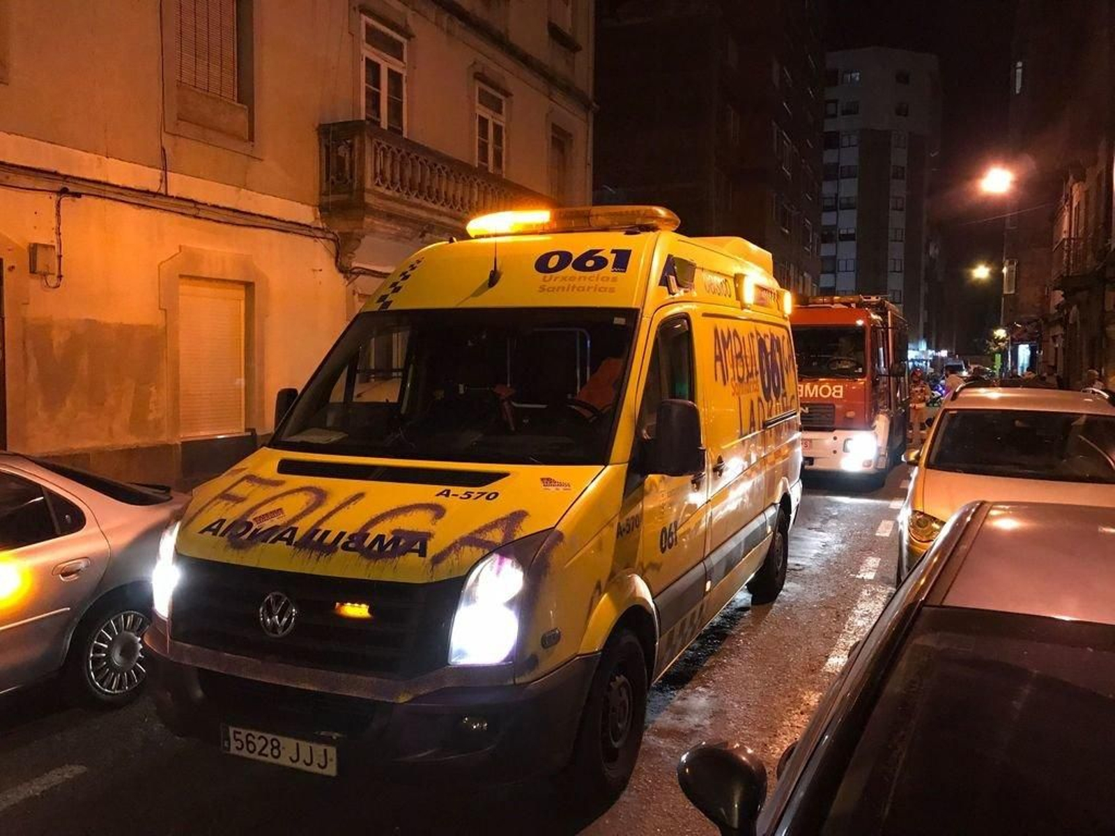 Ambulancias y bomberos.