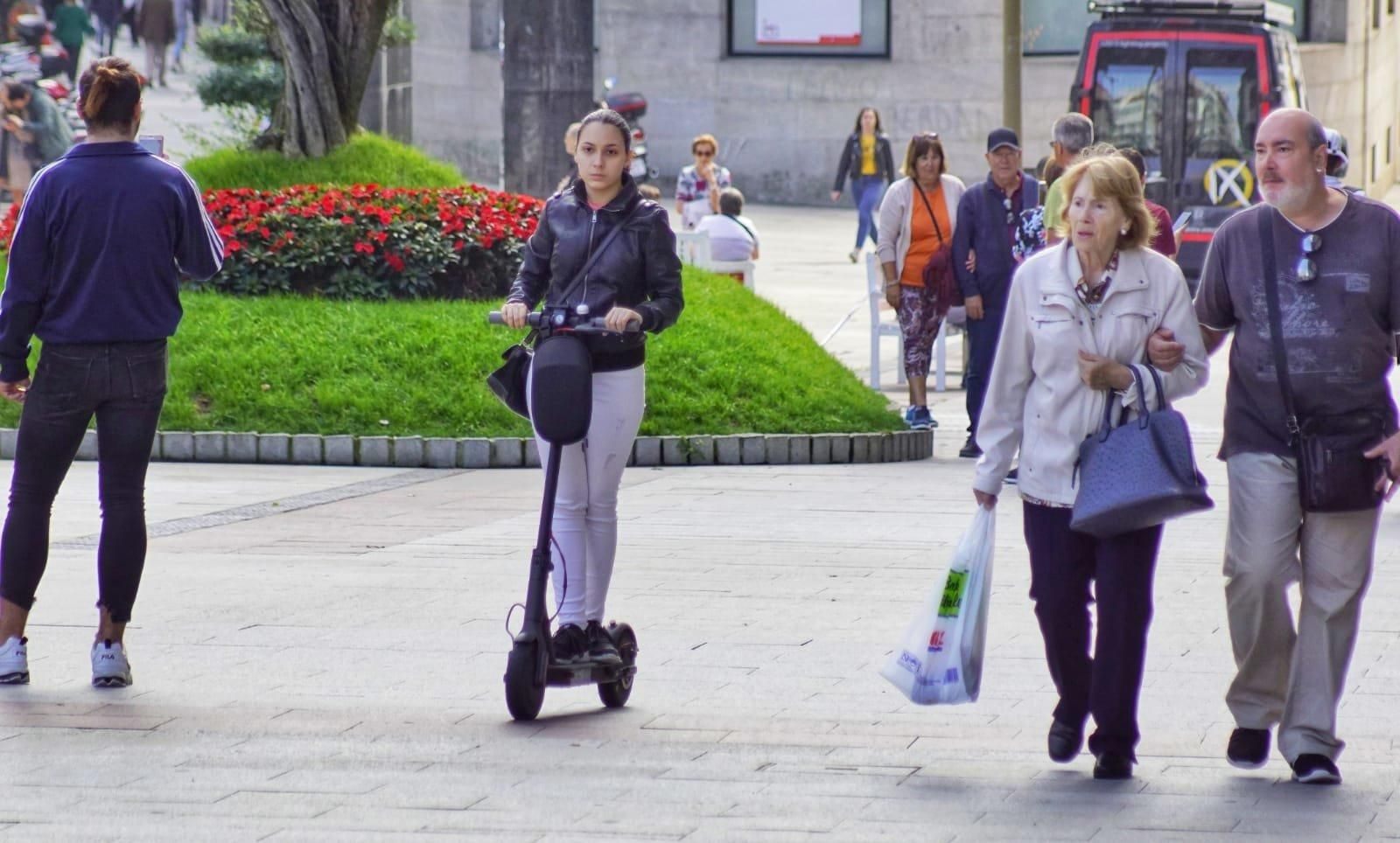Los patinetes eléctricos, cada vez más frecuentes en las calles de Vigo.// Vicente