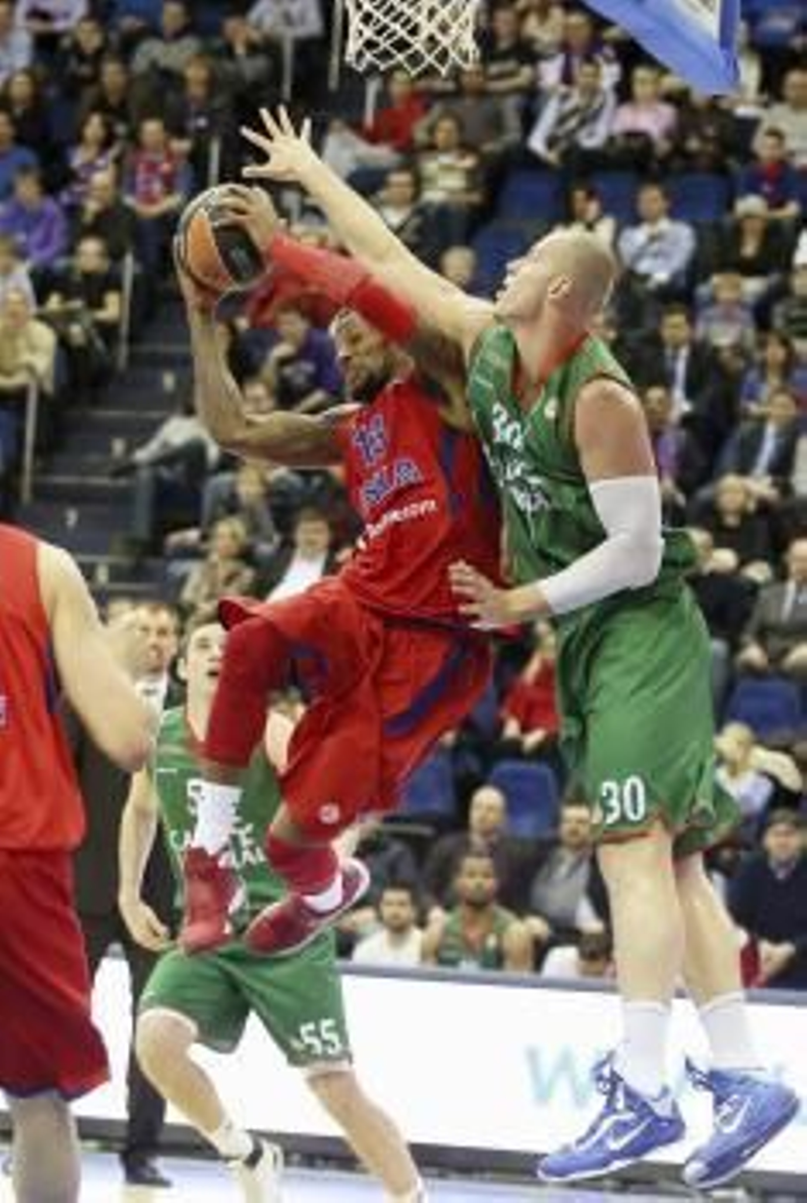 El jugador del CSKA, Sonny Weems (c) trata de encestar ante la presencia de Maciej Lampe (d) del Caja Laboral (Foto: EFE)