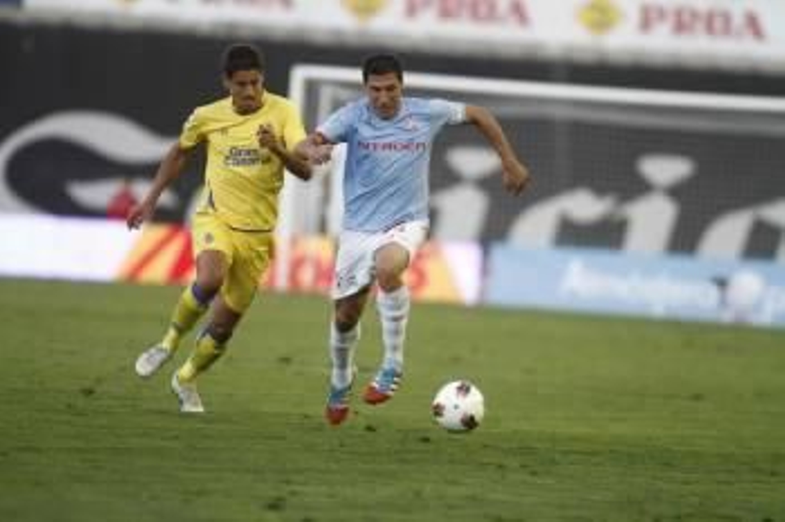 Roberto Lago, presionado por un defensor canario (Foto: ATLÁNTICO DIARIO)