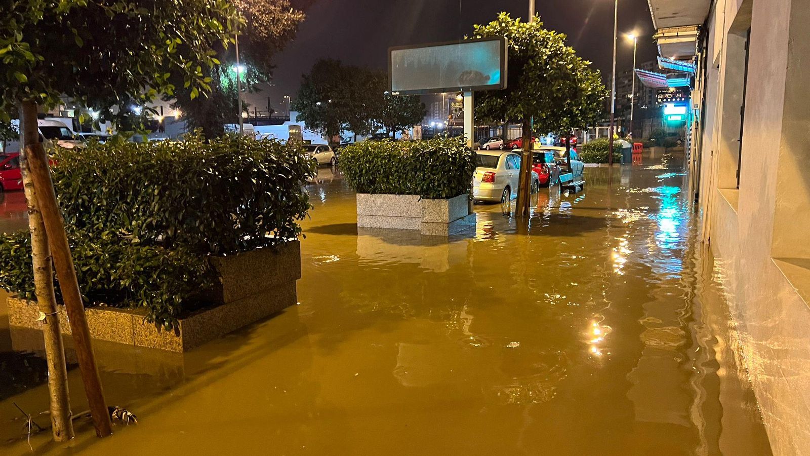 La calle Areal, completamente inundada, como una piscina. // Alberte