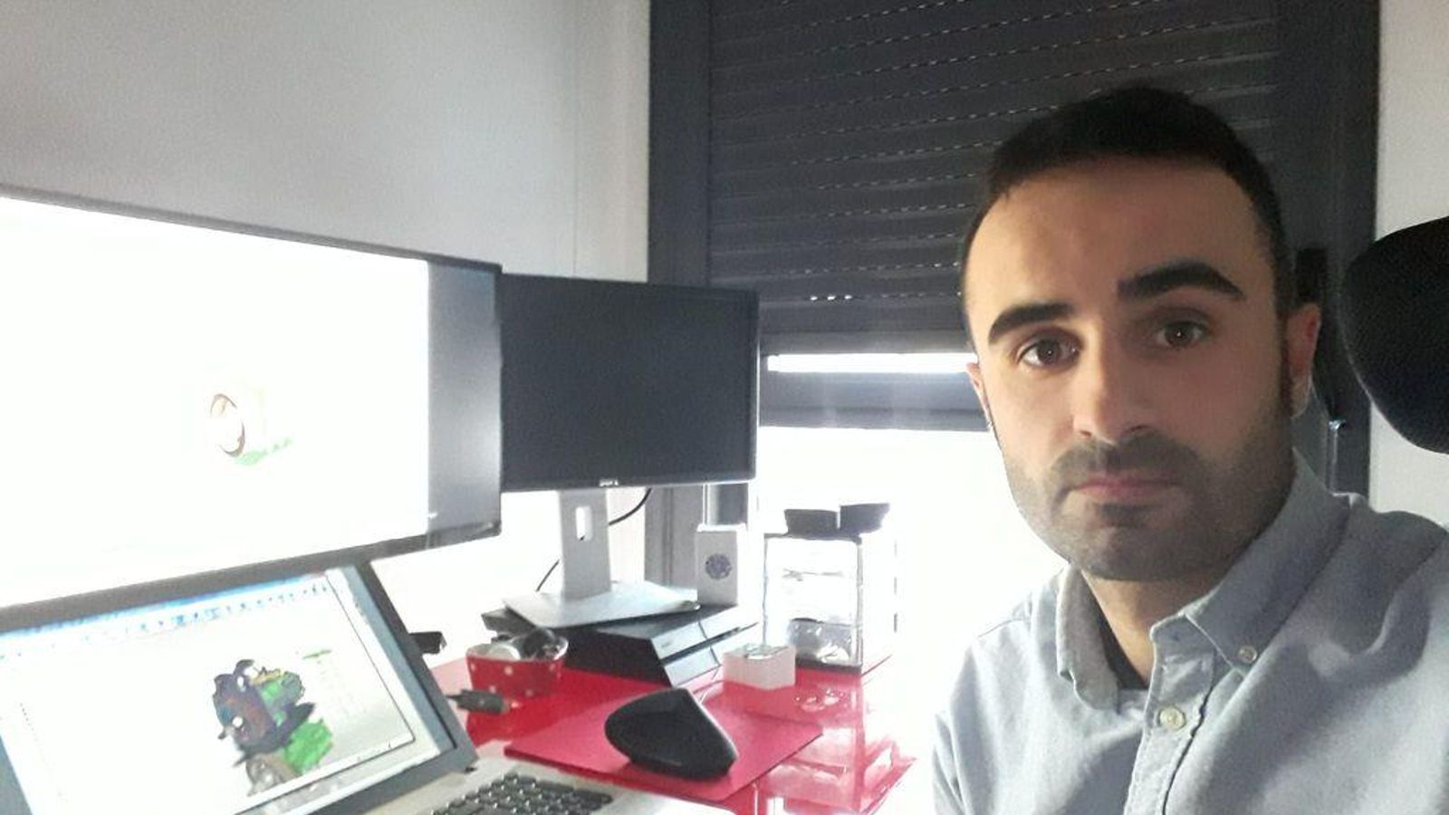 Andrés en el despacho que montó en su piso.