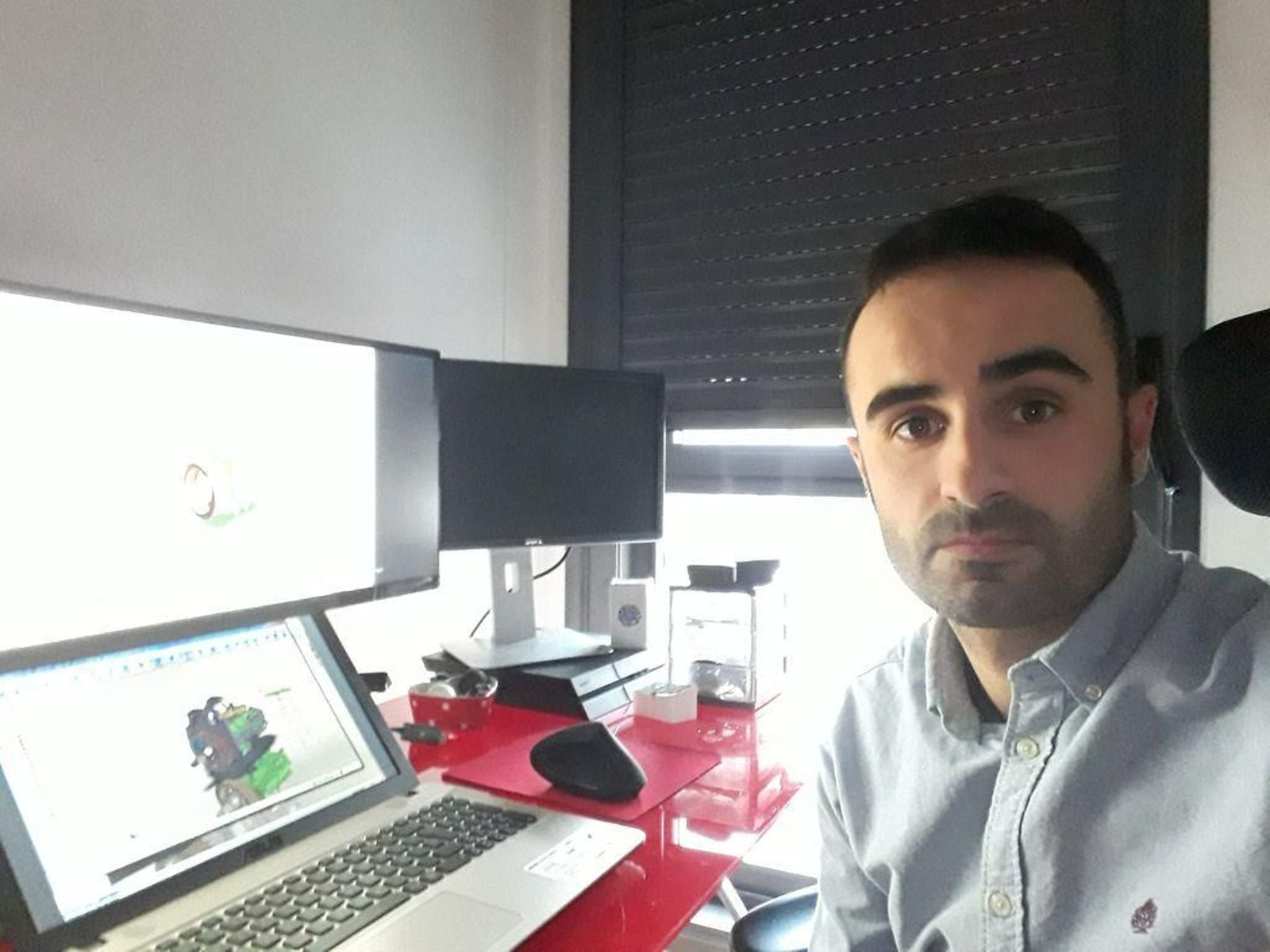 Andrés en el despacho que montó en su piso.