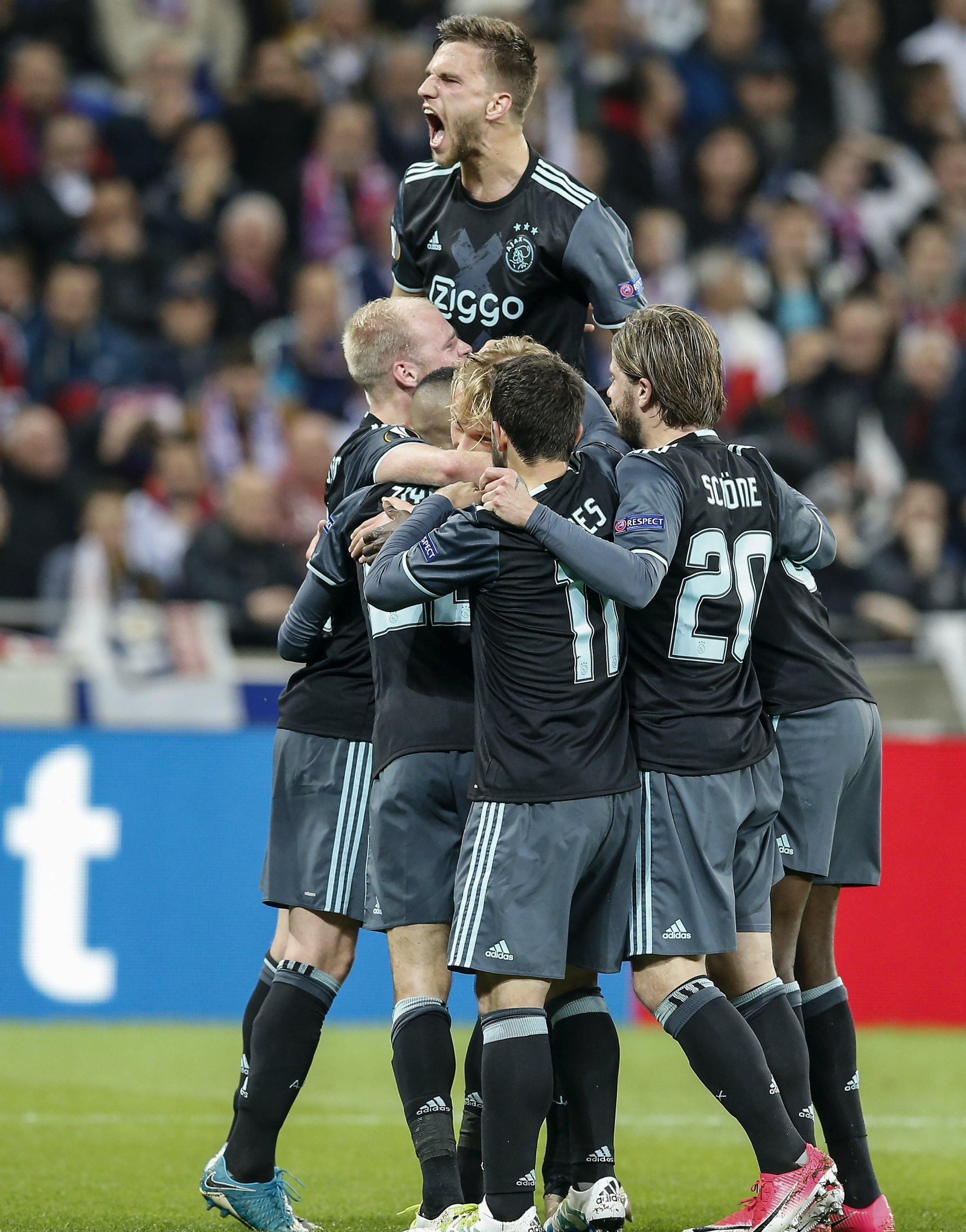 Los jugadores del Ajax celebran su clasificación al final del choque.