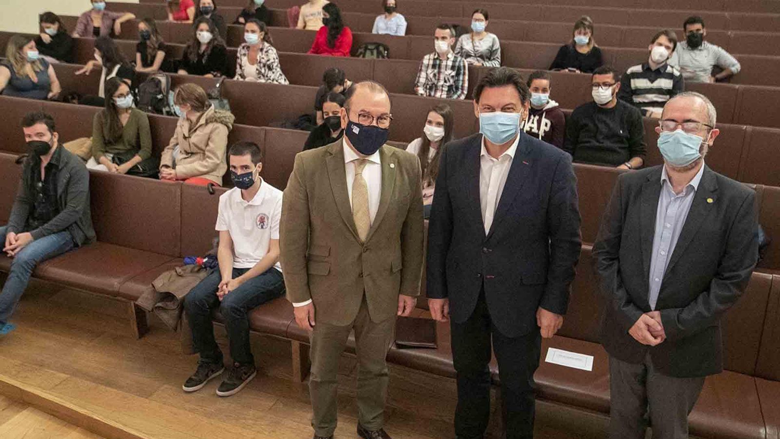 O secretario xeral da Emigración, Antonio Rodríguez Miranda, acompañado do reitor da Universidade de Santiago de Compostela, Antonio López, preside o acto de benvida dos novos bolseiros de Excelencia Mocidade Exterior. 