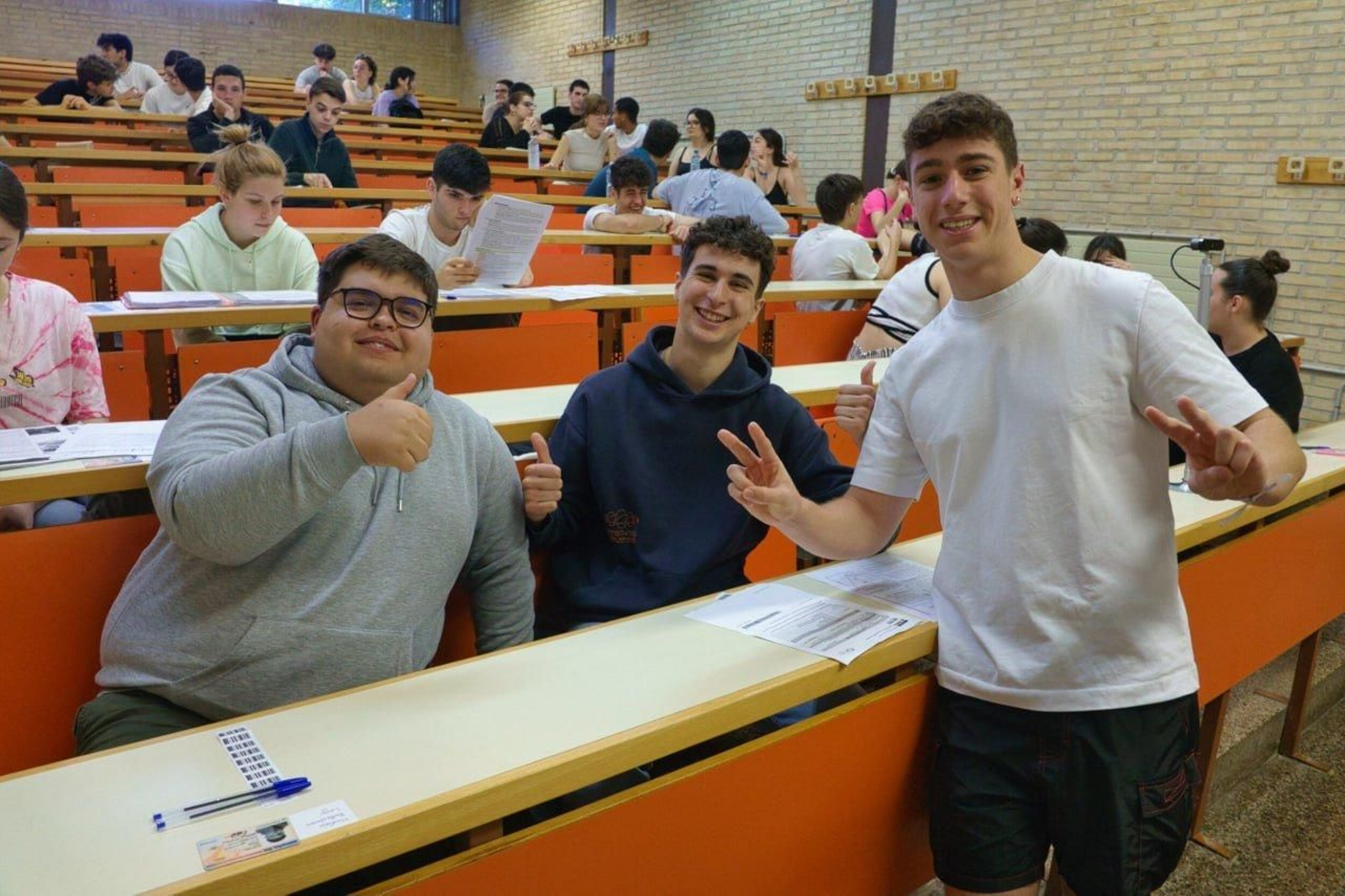 Saludo de un grupo de estudiantes.