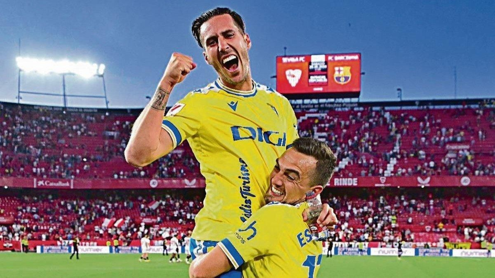 Sergi Guardiola, autor del gol del Cádiz, celebra la victoria anoche en el Sánchez Pizjuán.