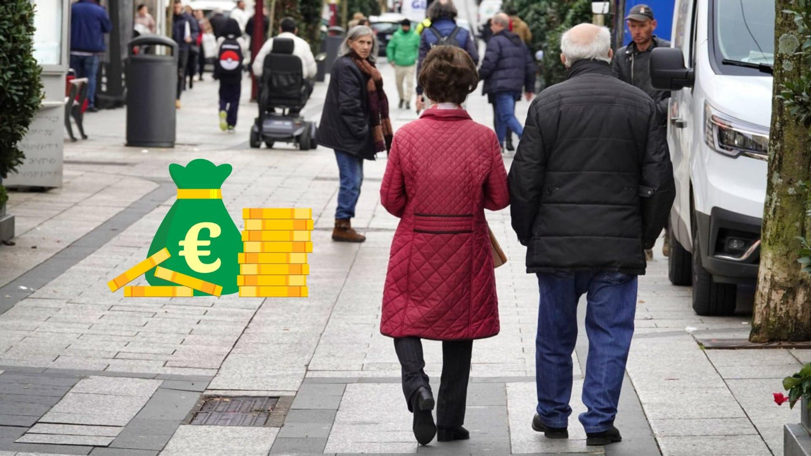 Pensionistas paseando.